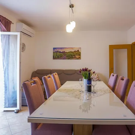 Lägenhet Near With The Balcony Podstrana